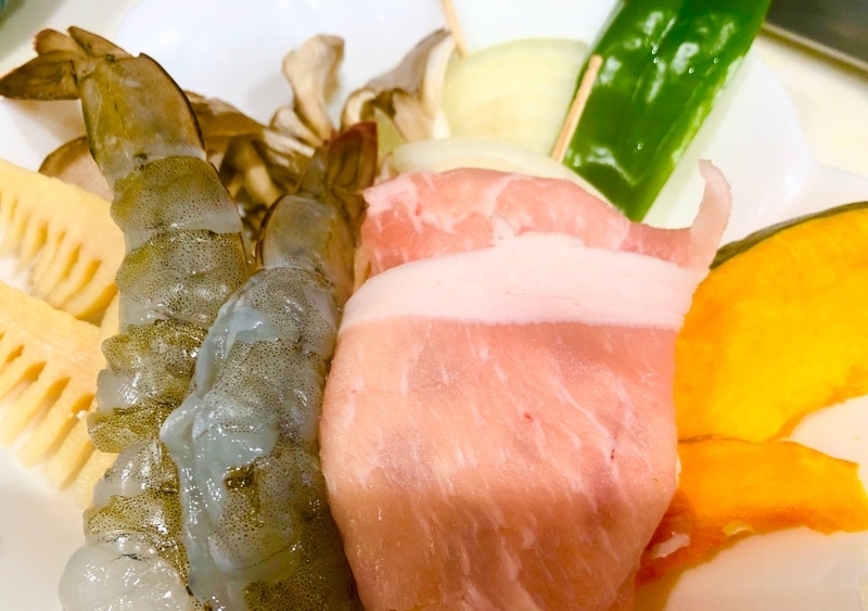 卓上天ぷらの具材を撮った写真