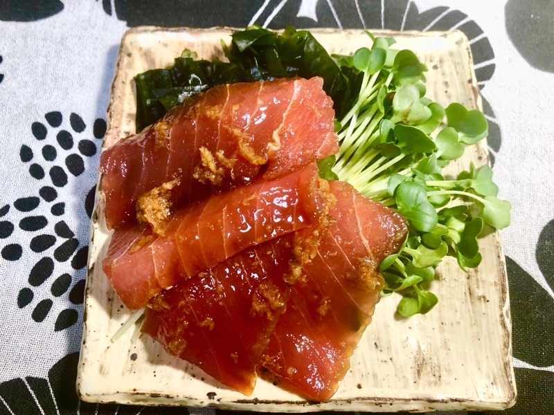 マグロのショウガづけを取り分けて撮った写真