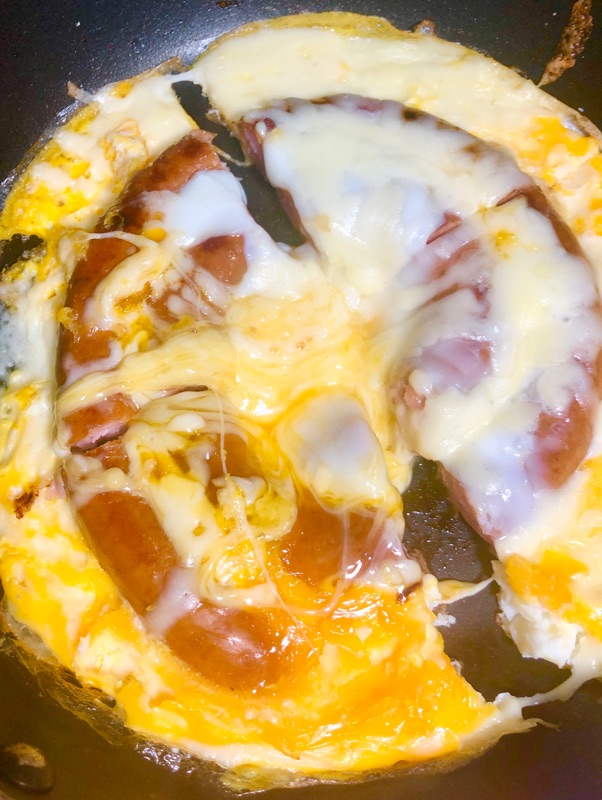 ソーセージのチーズ卵焼きを切りわけて撮った写真