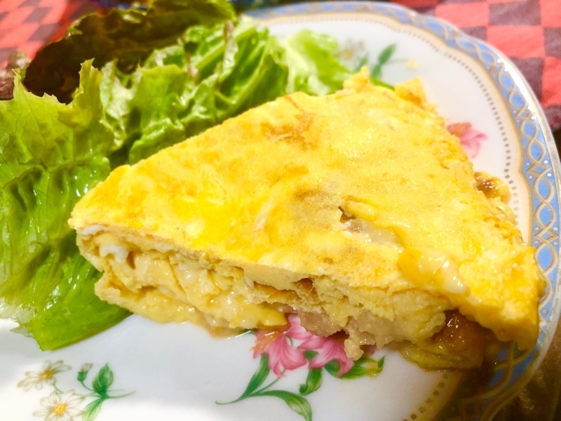 タラコとチーズの卵焼きを取り分けて撮った写真