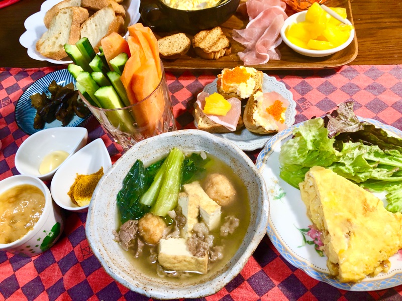 タラコとチーズの卵焼きと煮物の夕食を撮った写真