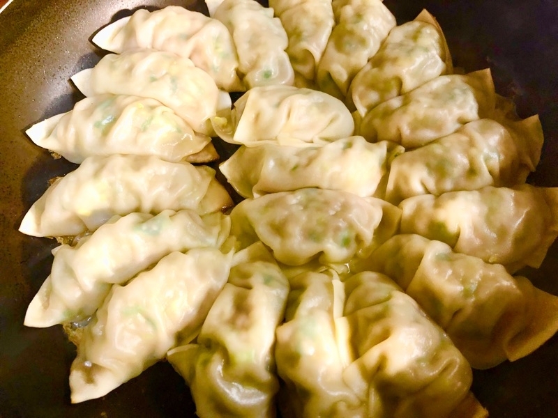 餃子を焼くところを撮った写真