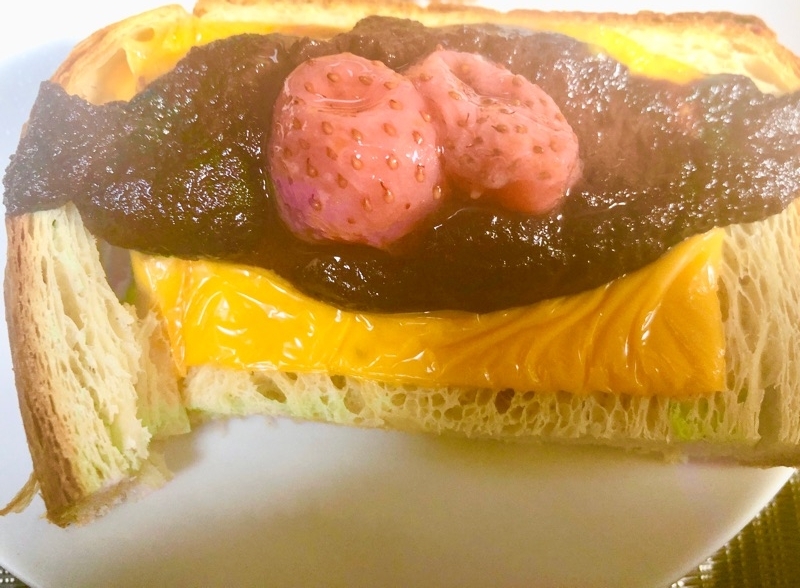 あんとイチゴの低糖質トーストを撮った写真