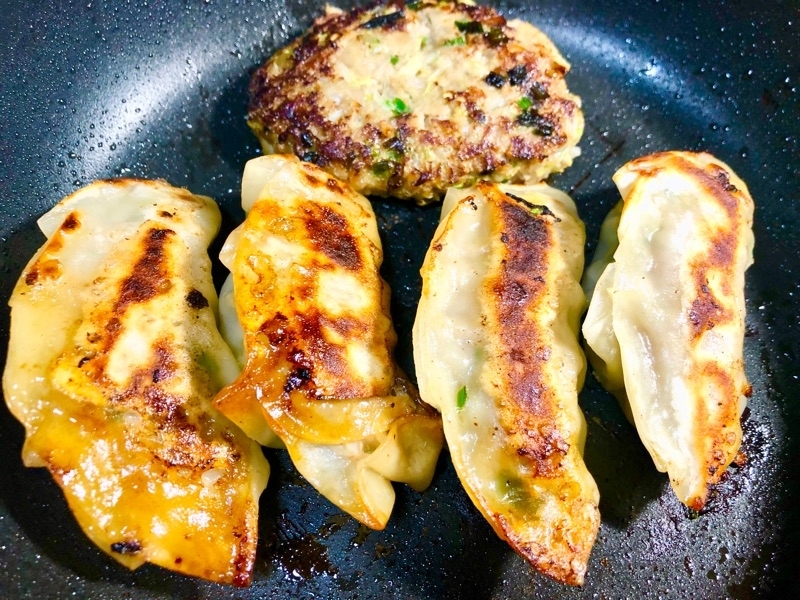 餃子と餃子バーグを撮った写真