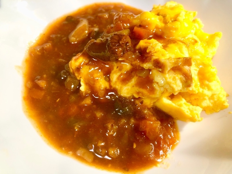 チーズオムレツの赤ワイン煮込みがけを取り分けて撮った写真