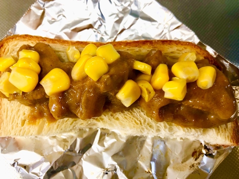 デニッシュ食パンにカレーをのせて撮った写真