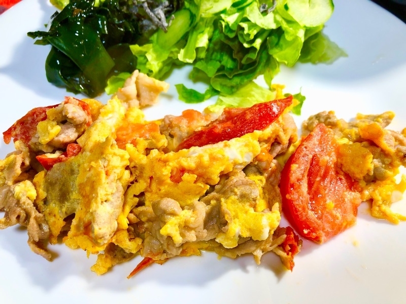 豚肉入りトマトと卵の炒めものを取り分けて撮った写真