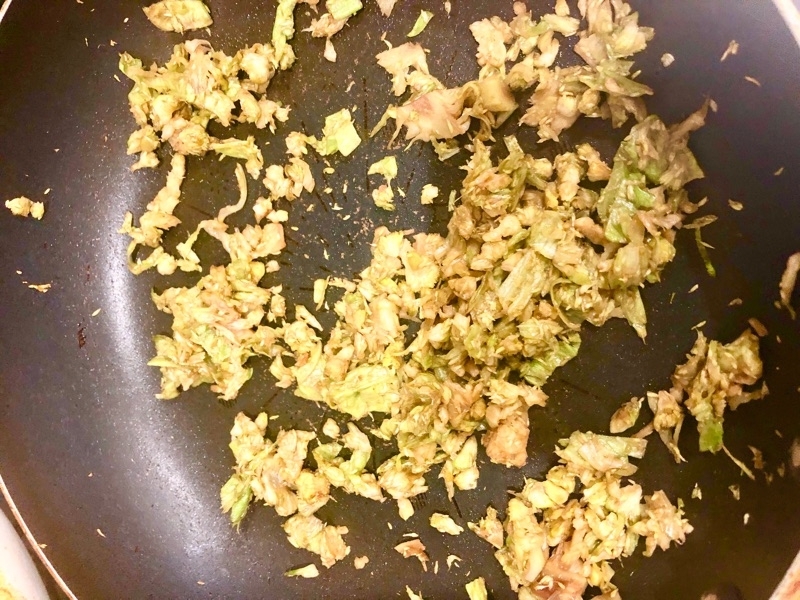 フキノトウを炒めるところを撮った写真