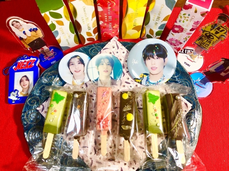 NEXZユウキの缶バッチと京都別邸チョコを撮った写真