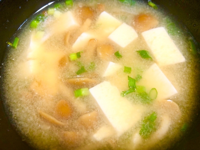 なめこと豆腐の味噌汁を撮った写真