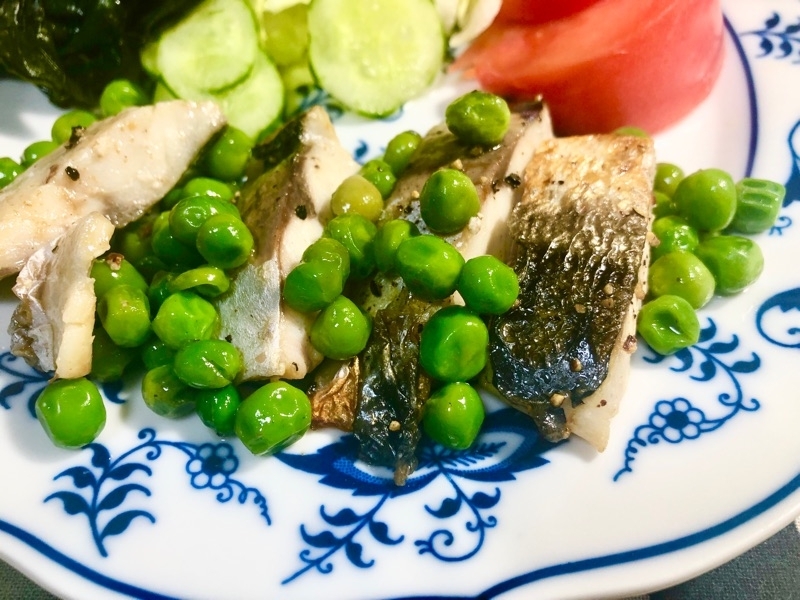 塩サバとグリンピースのバター炒めを取り分けて撮った写真