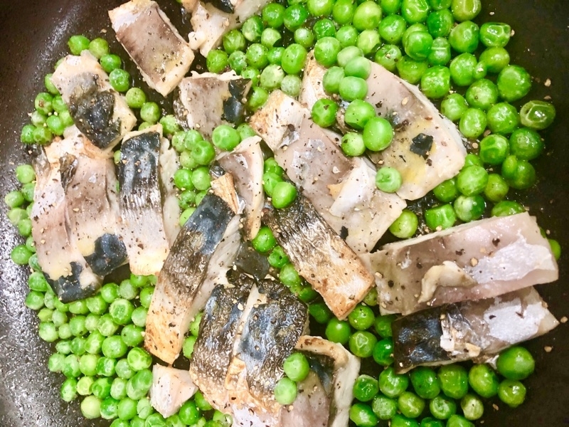 塩サバとグリンピースのバター炒めを撮った写真