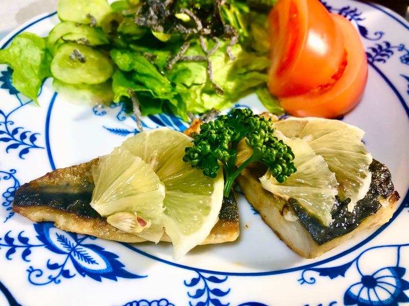 塩サバのレモン焼きを撮った写真