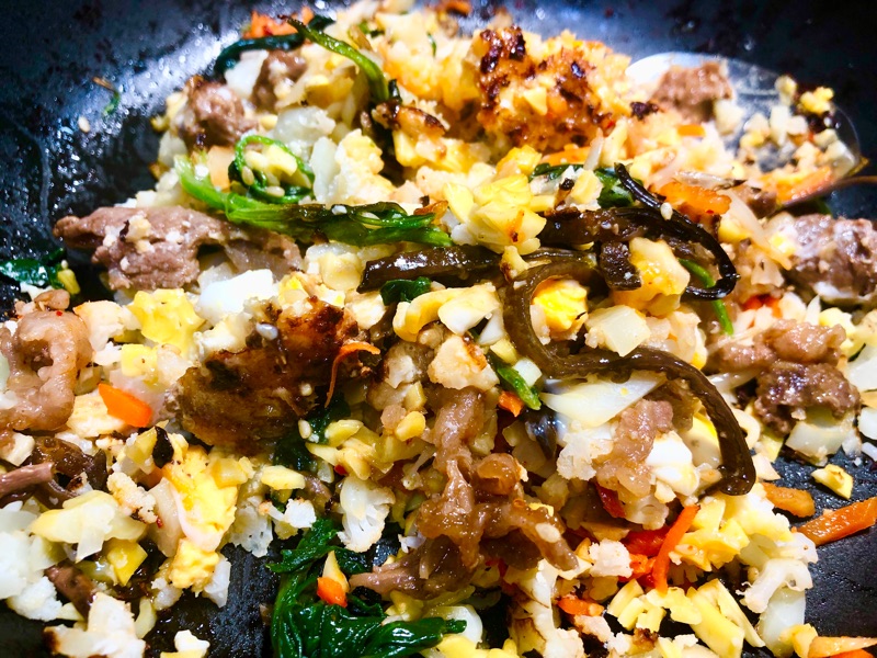 カリフラワーライスのビビンバをかき混ぜて撮った写真