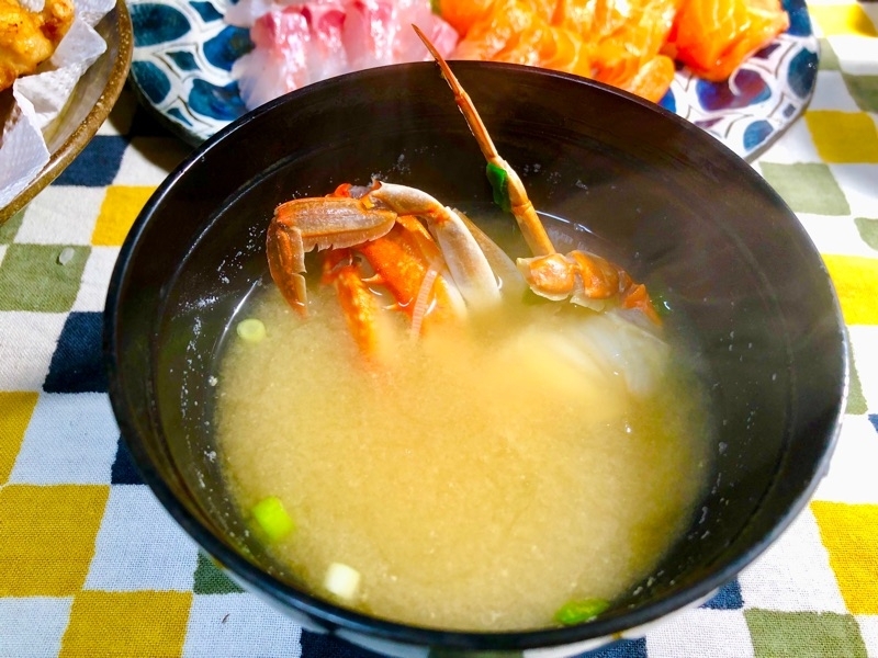 ワタリガニの味噌汁を撮った写真
