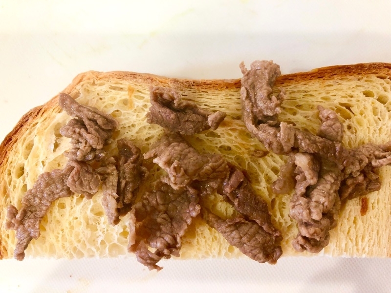 低糖質食パンに牛肉をのせて撮った写真