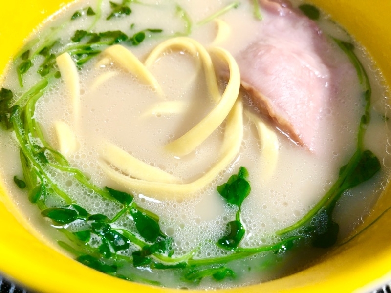豆苗入り低糖質豚骨ラーメンを撮った写真