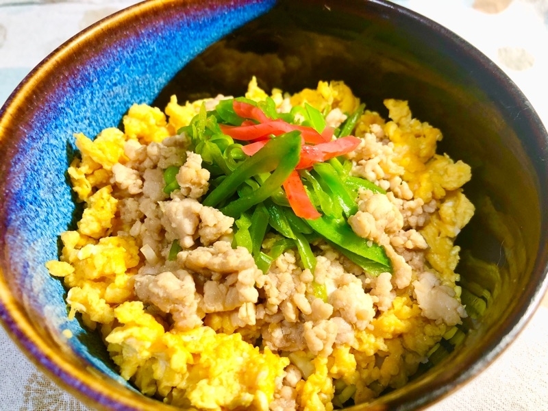 カリフラワーライスの三色丼を撮った写真
