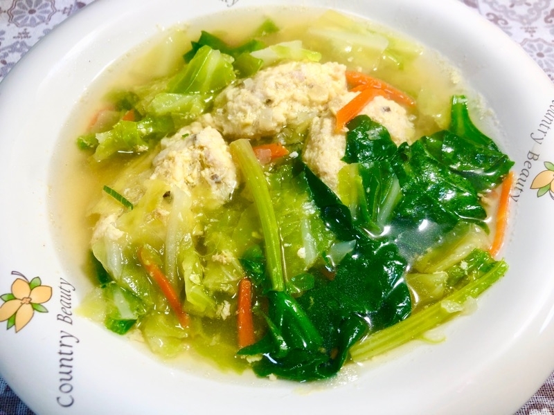 鶏つみれのスープを盛り付けて撮った写真