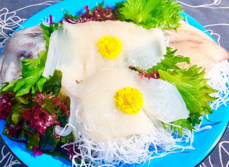 生するめいかの刺身を盛り付けて撮った写真