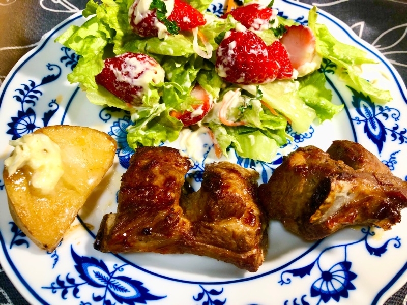 スペアリブのオーブン焼きを取り分けて撮った写真