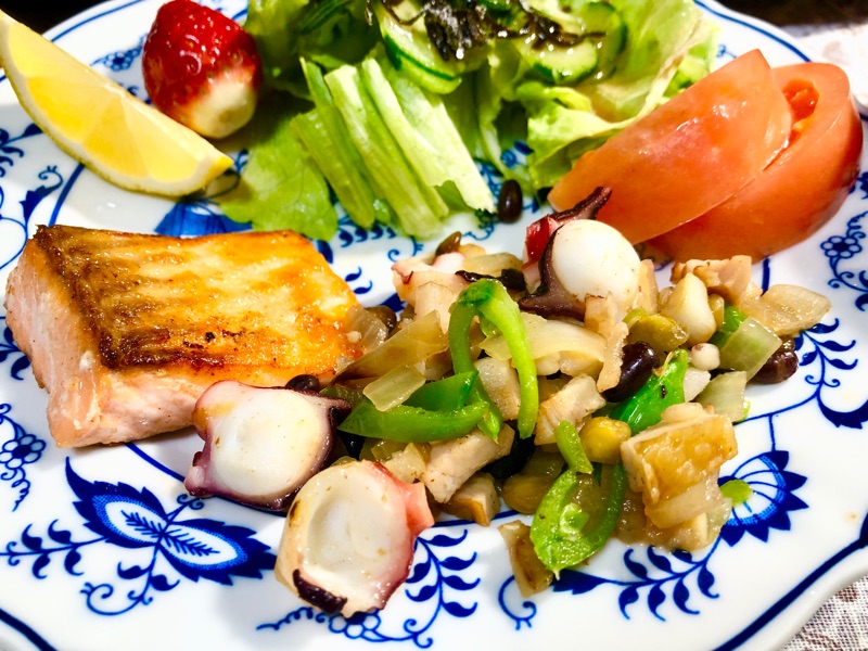 サーモンソテー タコと豆の炒めもの添えを撮った写真