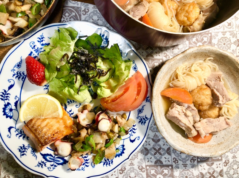 サーモンソテー と豚軟骨の煮物の夕食を撮った写真