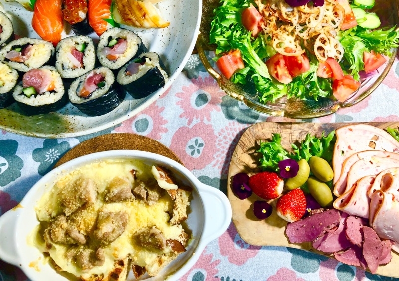 パーティーメニューの食卓を撮った写真