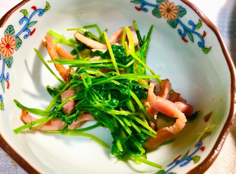 豆苗のニンニク炒めを取り分けて撮った写真