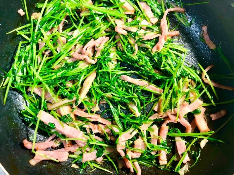 豆苗のニンニク炒めを撮った写真