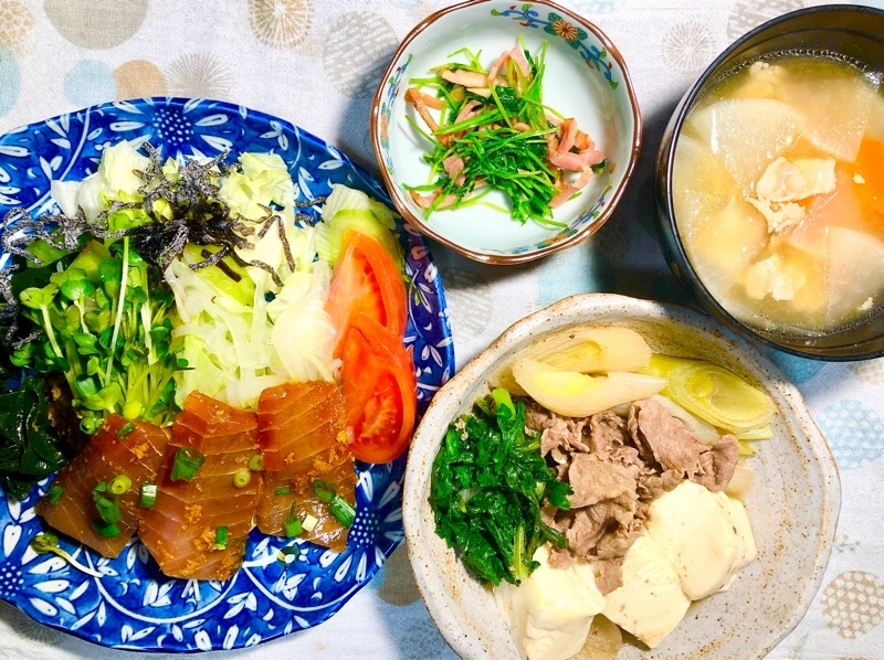 豆苗炒めと肉豆腐の夕食を撮った写真