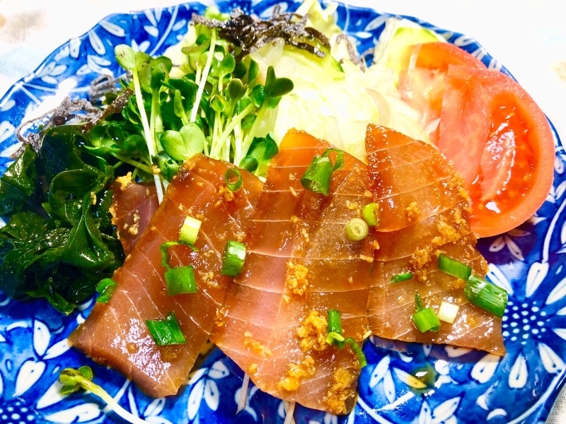 マグロのづけを取り分けて撮った写真