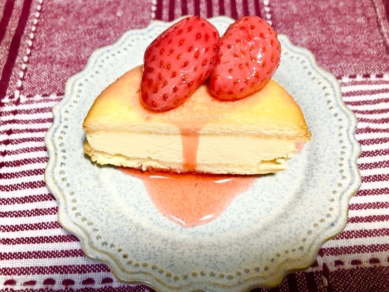 低糖質アイスケーキに煮イチゴをのせて撮った写真