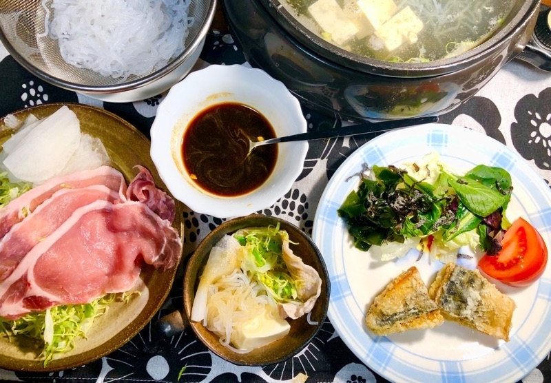 しゃぶしゃぶと塩サバの唐揚げの夕食を撮った写真