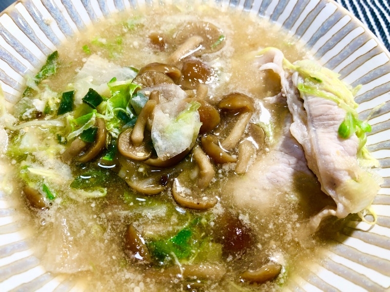 なめこと豚肉とキャベツの味噌汁を撮った写真