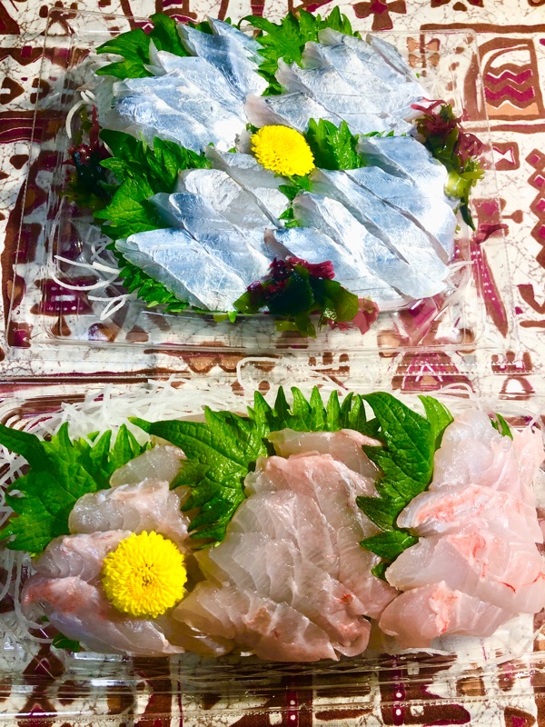 パックの刺身（太刀魚とキンメダイ）を撮った写真