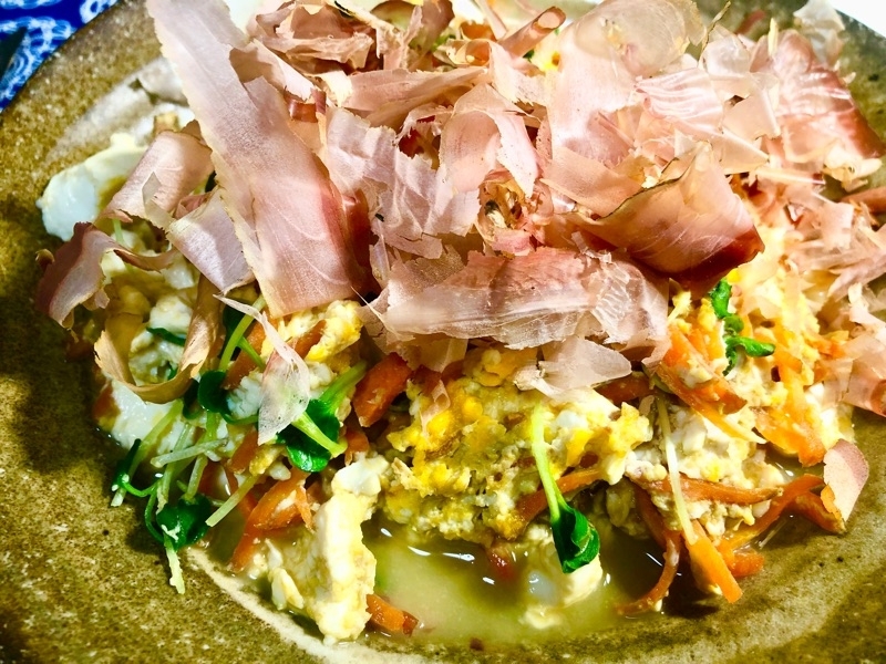 卵と豆腐の炒めものに鰹節をかけて撮った写真