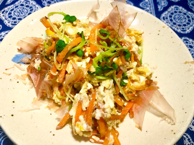 卵と豆腐の炒めものを取り分けて撮った写真