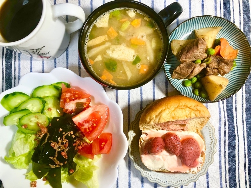 煮イチゴのブランパンサンドの昼食を撮った写真
