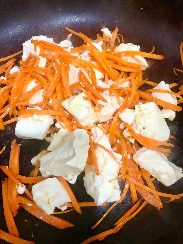 ニンジンと豆腐を撮った写真