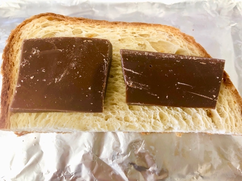 低糖質食パンにチョコをのせて撮った写真
