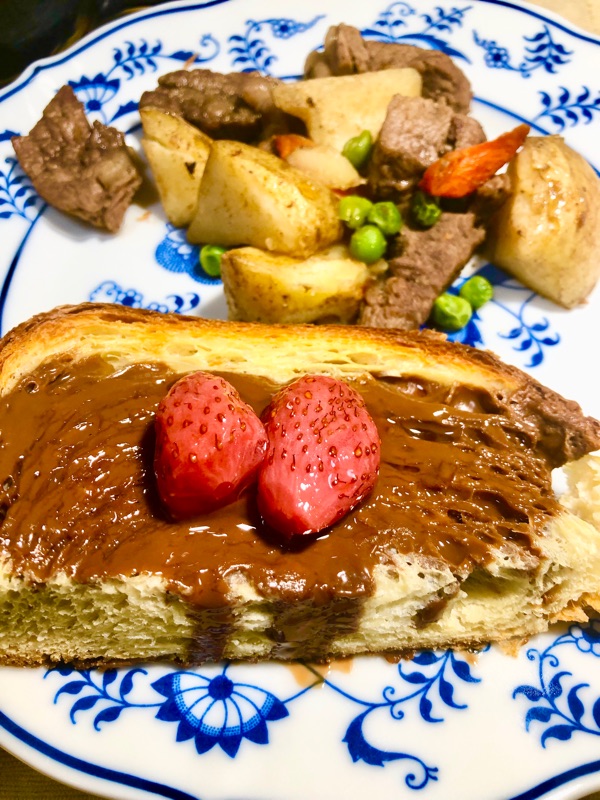 チョコトーストと牛肉とジャガイモの炒めものを撮った写真