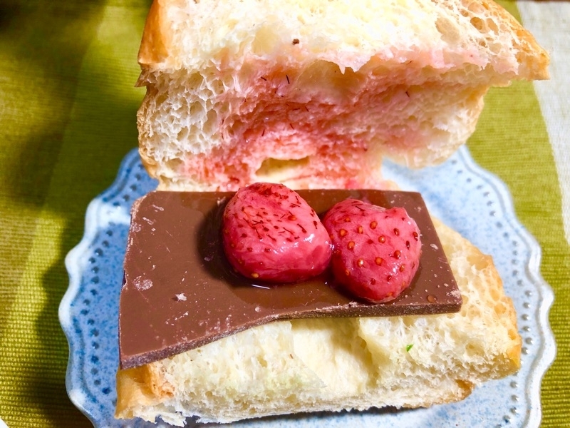 低糖質塩パンの板チョコサンドを撮った写真