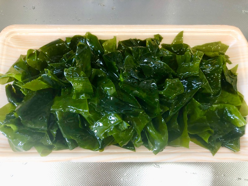茹でた生ワカメを切って撮った写真