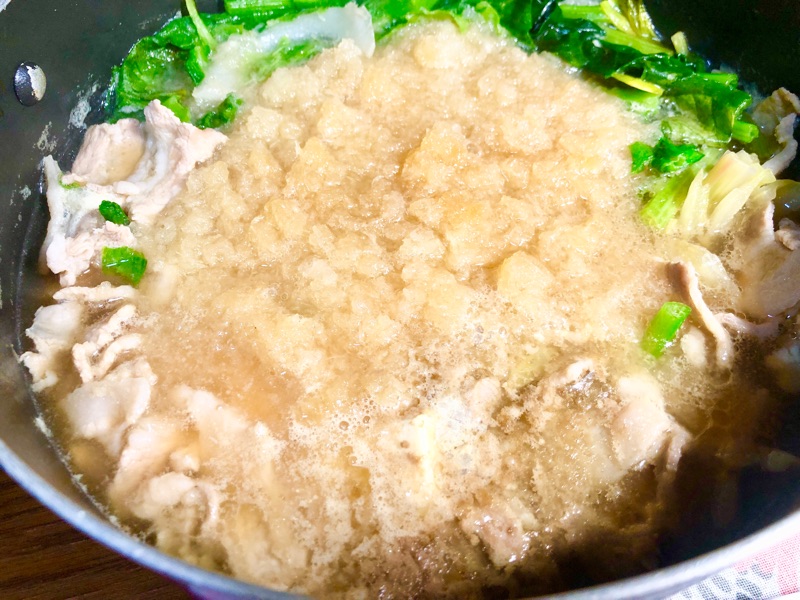 豚バラ肉とほうれん草のみぞれ鍋を撮った写真