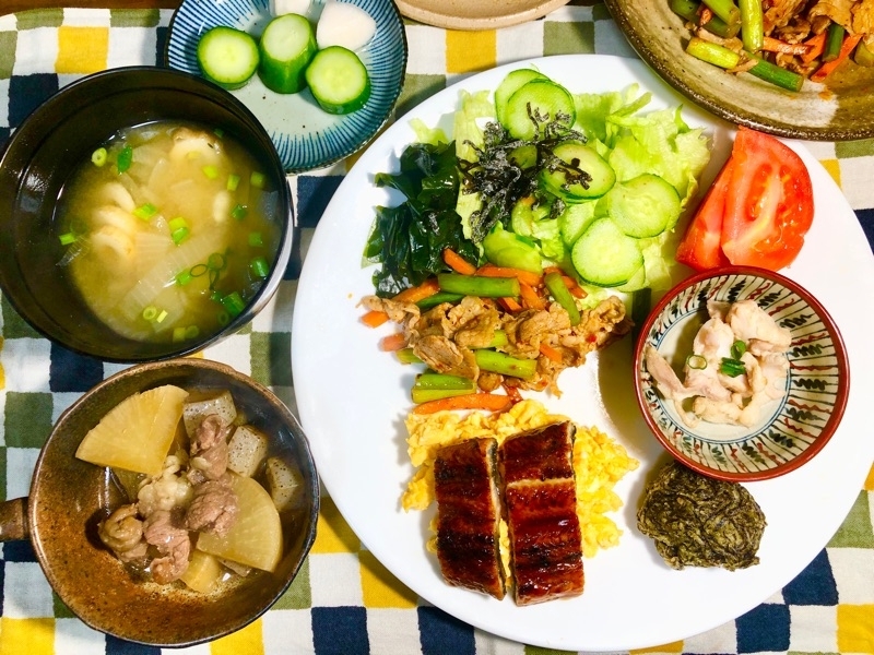 副菜オンパレードの夕食を撮った写真