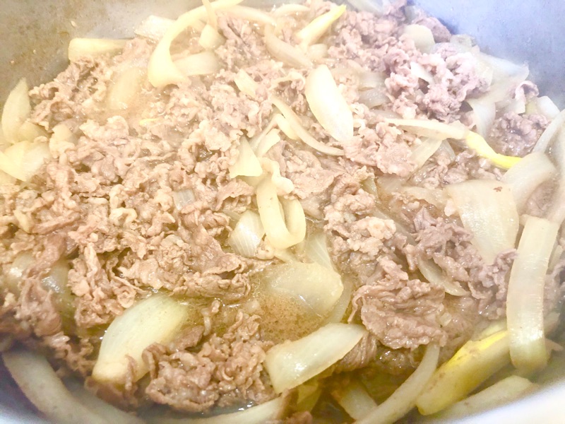 牛肉と玉ねぎを煮込んで撮った写真