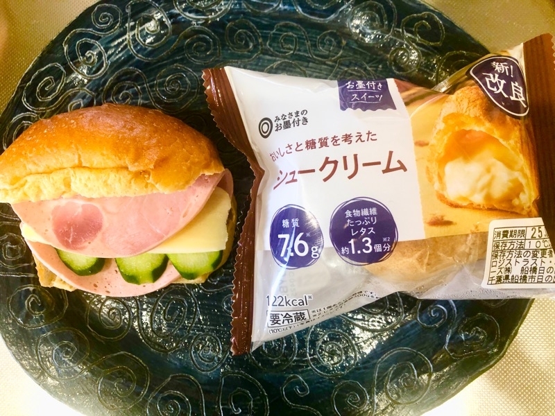 ブランパンのハムチーズサンドと低糖質シュークリームを撮った写真