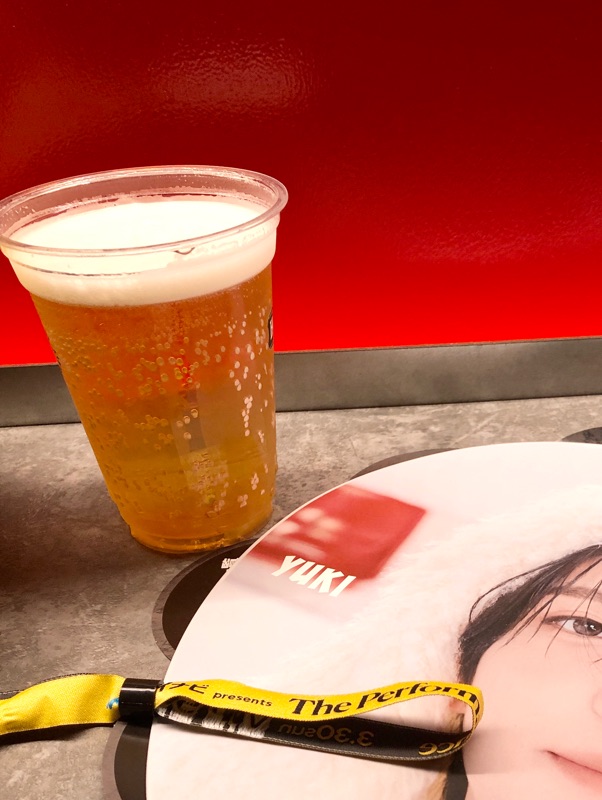 リストバンドとビールを撮った写真