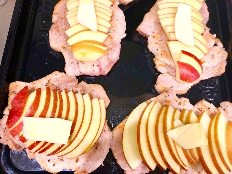 ポークソテーにリンゴとバターをのせて撮った写真